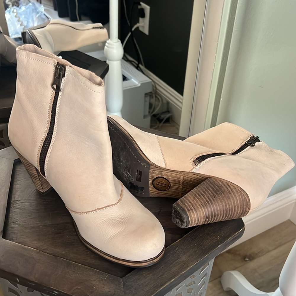 🛑 1 hour sale. Anthropologie, Holding Horses, Triad Buckled Booties, C… - Picture 8 of 11